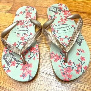 Havaianas Women's Sandals with Gold Straps and Floral Design